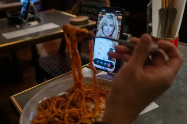 Tek kişilik masalar, karşıda akıllı telefonlar: Dünyanın ilk yapay zekâyla flört barı açıldı