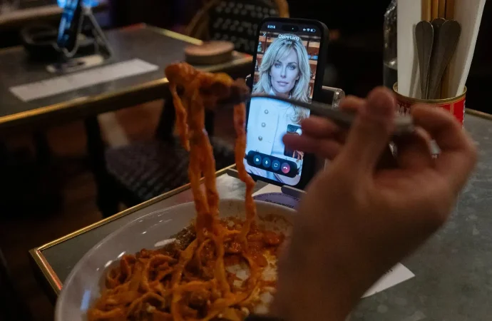 Tek kişilik masalar, karşıda akıllı telefonlar: Dünyanın ilk yapay zekâyla flört barı açıldı