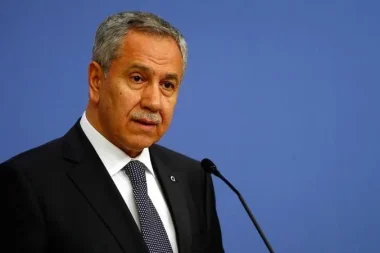 Bülent Arınç: Millet Müslümanlığı bıraktı, başörtüsünü, namazı terk ediyor