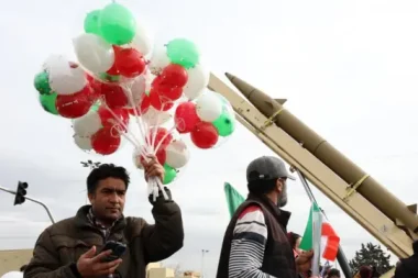 BBC Tahran’da: ‘Devrim mitingleri isyanın gölgesindeydi’