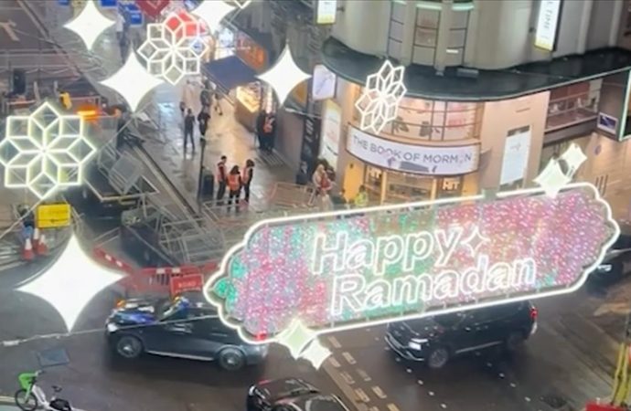 Ünlü Londra caddesi Ramazan için süslendi