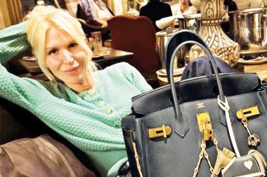 Aylarca bekledi, 1 milyona çanta aldı