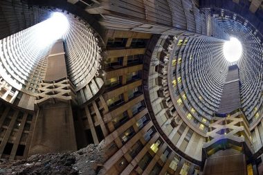 Dikey şehir: 54 katlı dev boşluğun etrafında binlerce insan yaşıyor