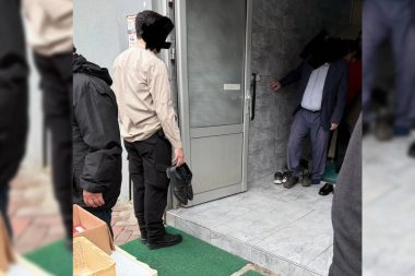 Cami kapısında kaymakamın ayakkabısıyla hazırolda beklemişti: ‘Polis işgüzarlık yapmış’