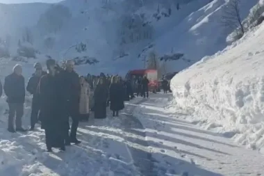 Halk TV ekibi çığ nedeniyle mahsur kaldı