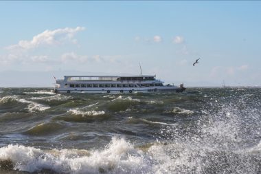 Körfezde deniz taştı, vapur seferleri iptal edildi