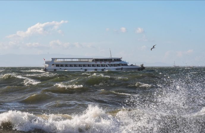 Körfezde deniz taştı, vapur seferleri iptal edildi