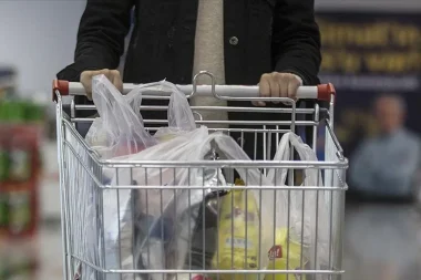 Kasa açığını demans hastası kadının kredi kartıyla kapattılar