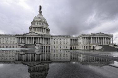 Saldırı şüphesi: Elinde silah Kongre Binası’na koşuyordu, yakalandı