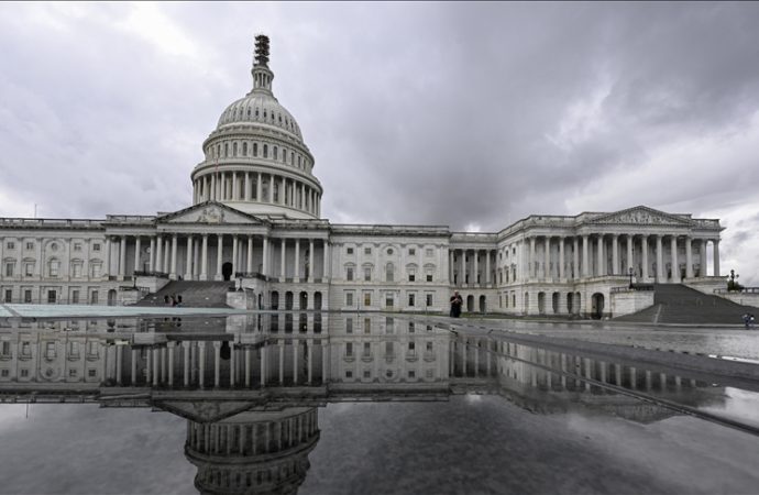 Saldırı şüphesi: Elinde silah Kongre Binası’na koşuyordu, yakalandı