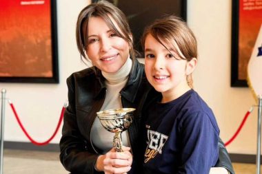 En küçük şampiyon: Yedi yaşında binicilikte kupası oldu