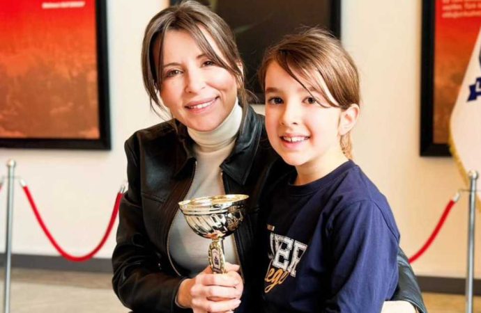 En küçük şampiyon: Yedi yaşında binicilikte kupası oldu