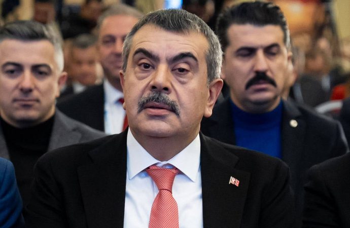 Bakan Tekin ‘Laikliği Savunuyoruz’ metni için dava açacak
