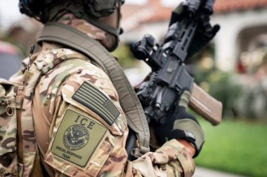 ABD’de göçmen polisinin yetkileri genişletildi: Yeşil kartı olmayan mülteciler gözaltına alınacak