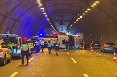 Yürekler ağıza geldi: Tünelde tanker devrildi