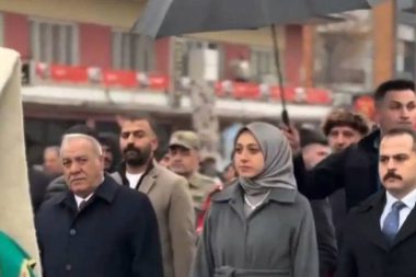 Korumasına şemsiye taşıtan Kaymakam’dan açıklama