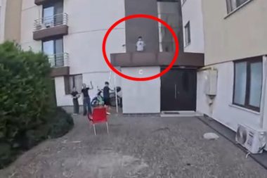 Mahsur kalan çocuğu kurye kurtardı