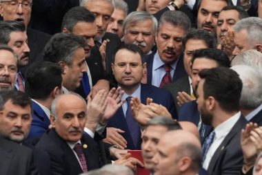 Gürlek: Klavye delikanlılığı yapan açık kimliğiyle yapacak