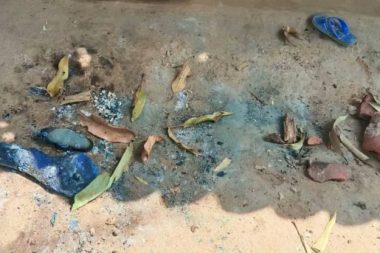 Büyücülük suçlaması: Anne ve bebeği yakılarak öldürüldü