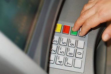 Para çekemediği ATM’yi balyozla dövdü