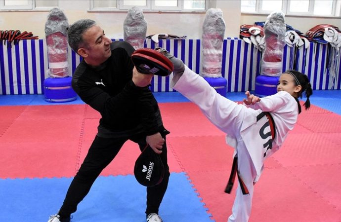 Tekvandocu baba-kız şampiyonadan altınla döndü