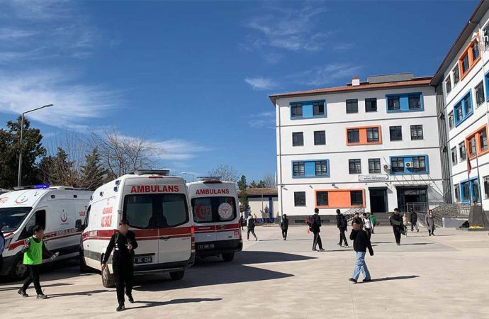 Cıva zehirlenmesi şüphesi: 20 öğrenci hastaneye kaldırıldı