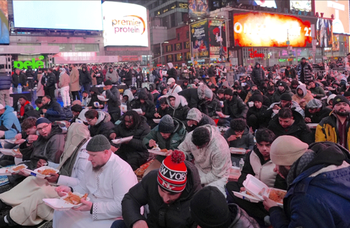 Times Meydanı’nda ‘yeryüzü sofrası’: Yüzlerce kişi birlikte iftar yaptı