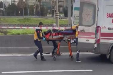 Otomobil çarpınca havaya savruldu, düşerken de cip ezdi