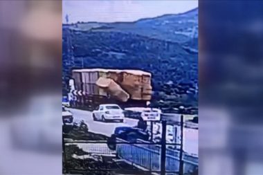 Üstüne saman balyası düştü, hayatını kaybetti