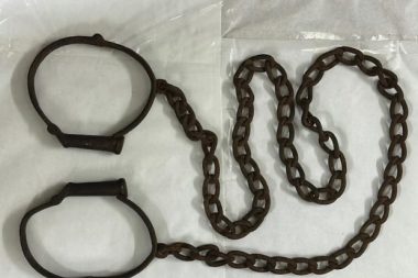 Müzayede evi ‘tarihi eser’ satıyor: Köle kelepçe ve zinciri