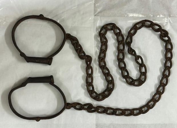 Müzayede evi ‘tarihi eser’ satıyor: Köle kelepçe ve zinciri