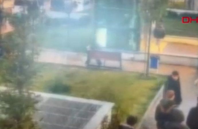 Metro çıkışında dehşet: Dayak yiyen çocuğu kurtarmak isterken defalarca bıçaklandı