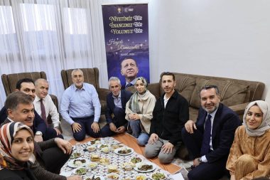 Bakan Işıkhan iftara reklam afişiyle gitti