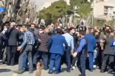 İran’da öğrenciler yeniden sokakta