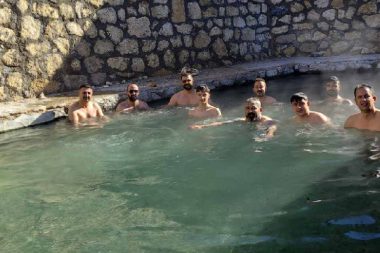 Sıcaklık eksilerde, onların keyfi yerinde: 50 derecedeki kaplıcada yüzdüler