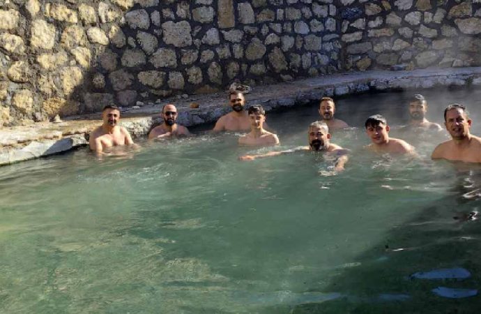 Sıcaklık eksilerde, onların keyfi yerinde: 50 derecedeki kaplıcada yüzdüler