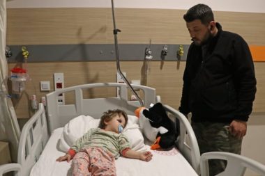 Baba ve kucağındaki 14 aylık kızı komşularının saldırısına uğradı: Bir kişi tutuklandı