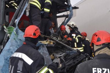 Zincirleme kaza: 11 araç birbirine girdi, kara yolu ulaşıma kapatıldı