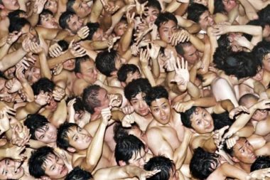 Çıplaklık festivalinde izdiham: Üç yaralı