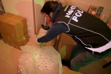 Aile boyu torbacı: Evlerinden 230 bin hap çıkan anne-oğul gözaltına alındı