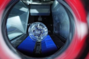 Topladıkları pet şişelerle ev satın alıyorlar