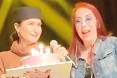 Anneye sahnede doğum günü sürprizi