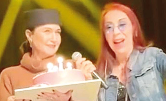 Anneye sahnede doğum günü sürprizi
