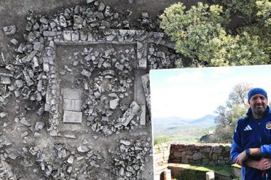 Aigai antik kenti kazısı: İlk kazmanın ardından üç bin sunak kabı bulundu