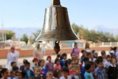 Klibiyle popüler olan ‘Kabe’de Hacılar’ ilahisi teneffüs zili oldu