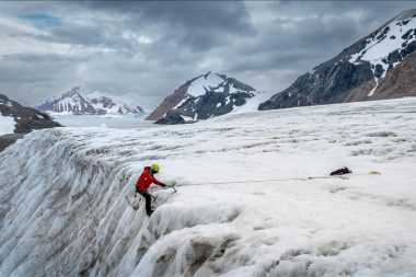 Farkındalık eylemi: Türk bilim insanları Antarktika’da buzula tırmandı