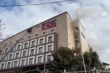 Merter Polisevi’nde yangın çıktı