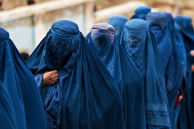 Taliban erkeklere eşlerini dövmesi için izin verdi: Tek şart kemik kırılmasın