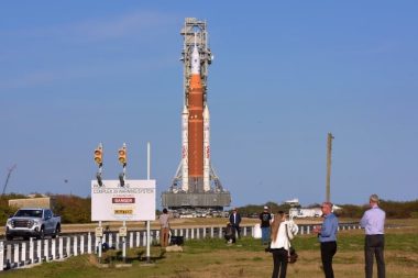 Ay’a gidecekti: NASA Artemis II roketini hangara çekti