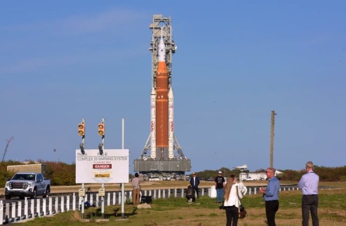 Ay’a gidecekti: NASA Artemis II roketini hangara çekti